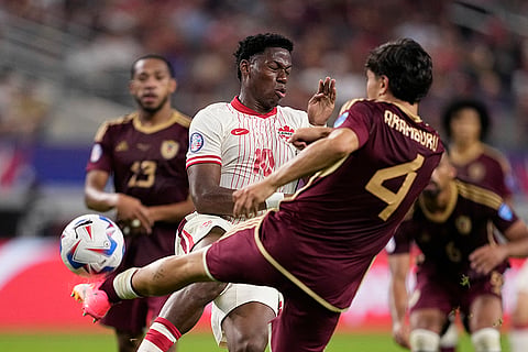 Jon Mikel Aramburu kicks the ball past Jonathan David 